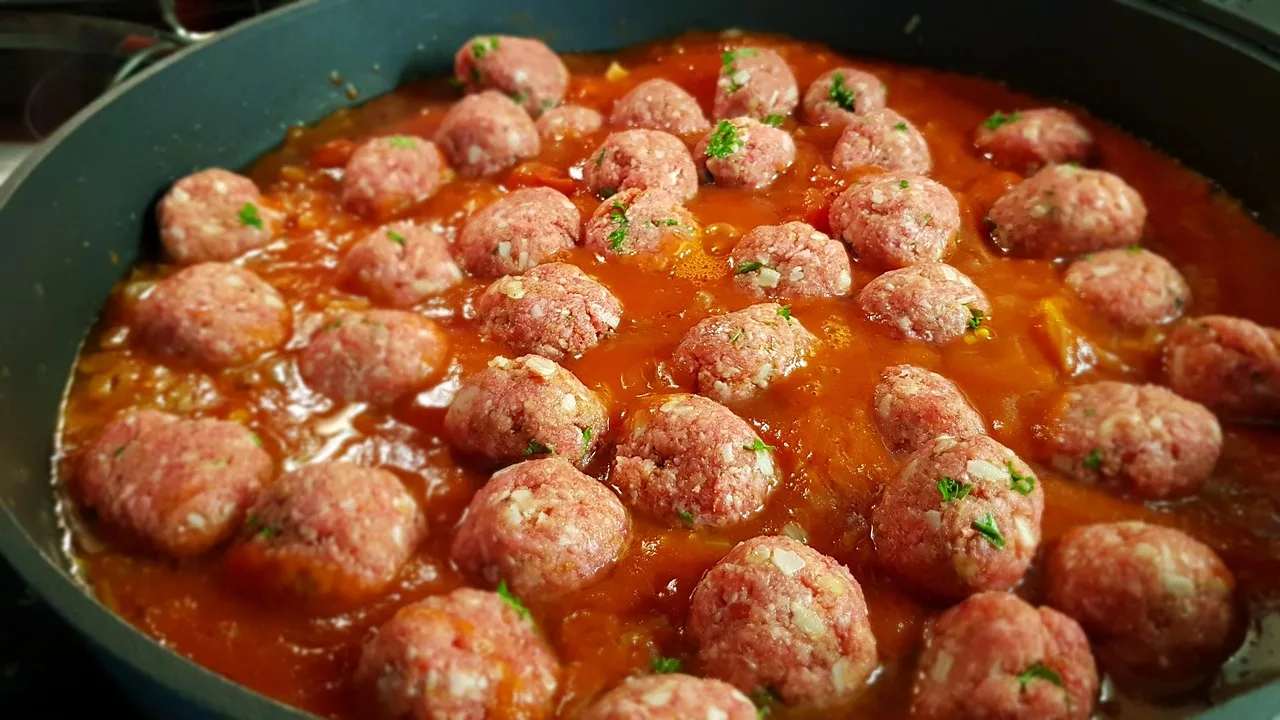 Polpette al sugo con ingredienti freschi, pronte per una cena gustosa e tenera.