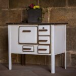 Immagine di una stufa moderna in un soggiorno, simbolo del bonus di 8000 euro per la sostituzione.