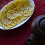 Limoni grandi e succosi in un vaso, con fertilizzante naturale per una crescita ottimale.