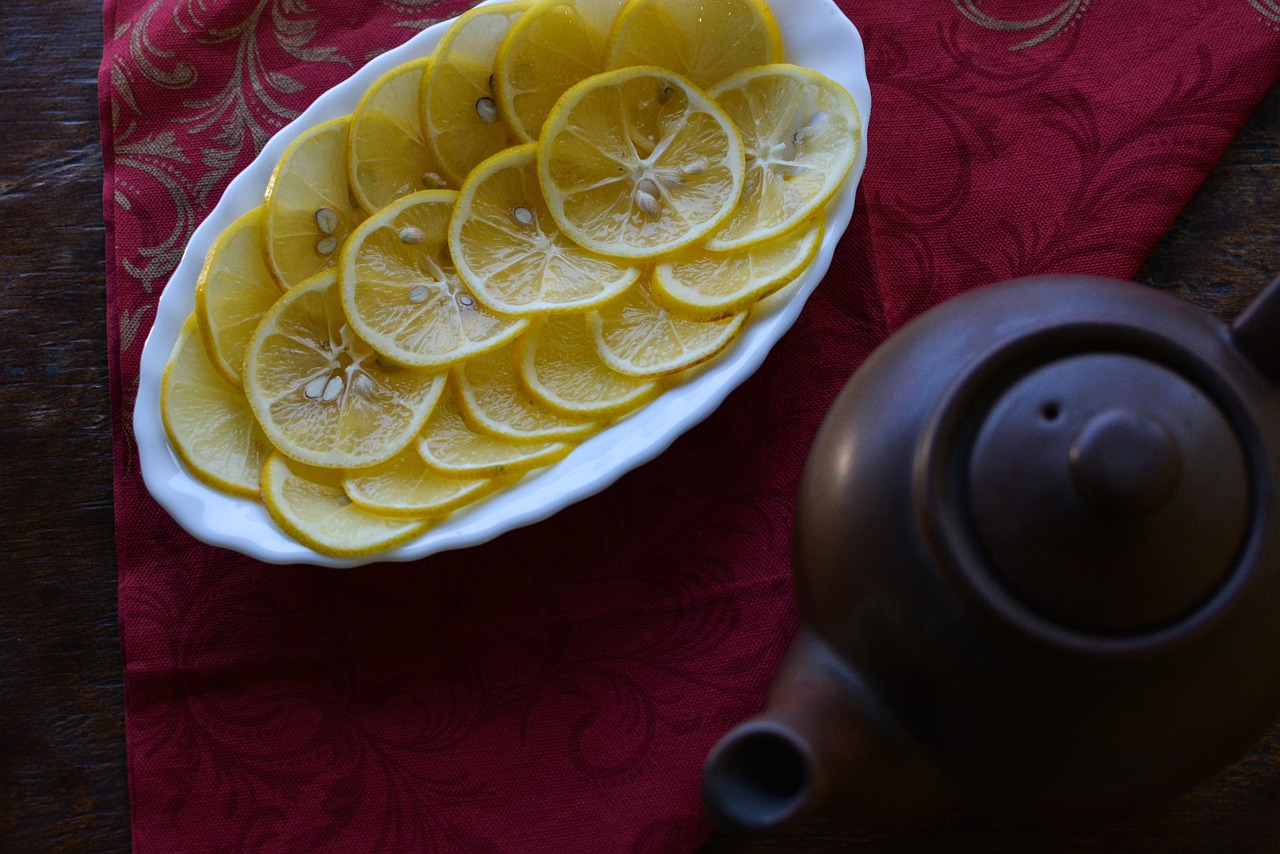 Limoni grandi e succosi in un vaso, con fertilizzante naturale per una crescita ottimale.