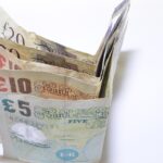 Grafico che confronta mutuo a tasso variabile e fisso, evidenziando vantaggi e svantaggi.