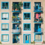 Immagine di un condominio con segnale di costo elevato e persone in discussione.